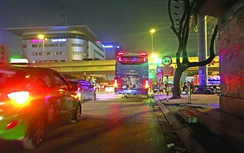 Cuối năm, xe dù lộng hành cổng bến Mỹ Đình